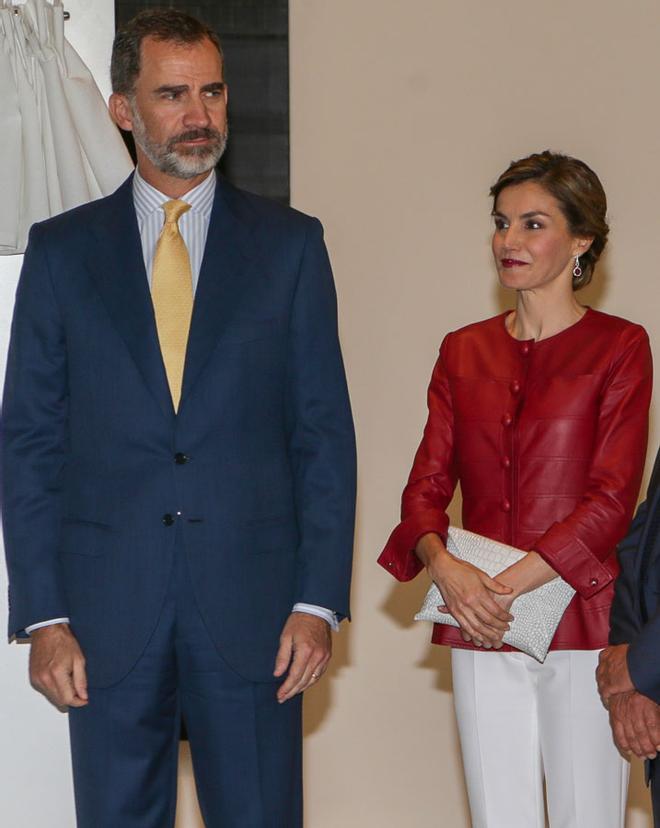 El look de Letizia Ortiz con chaqueta de Carolina Herrera y pantalón blanco junto a Felipe VI