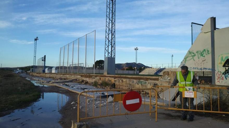 El muro derribado del campo de fútbol.