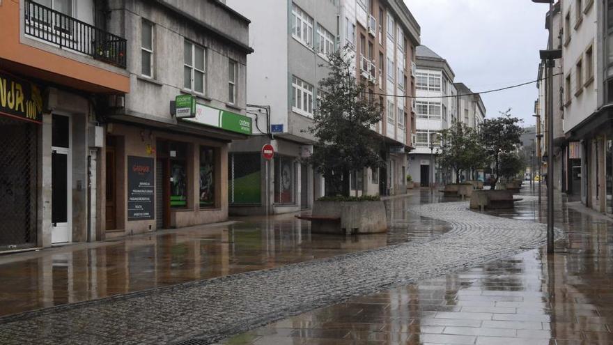 La avenida del Balneario de Arteixo, en la zona más comercial, sin gente debido a la cuarentena.