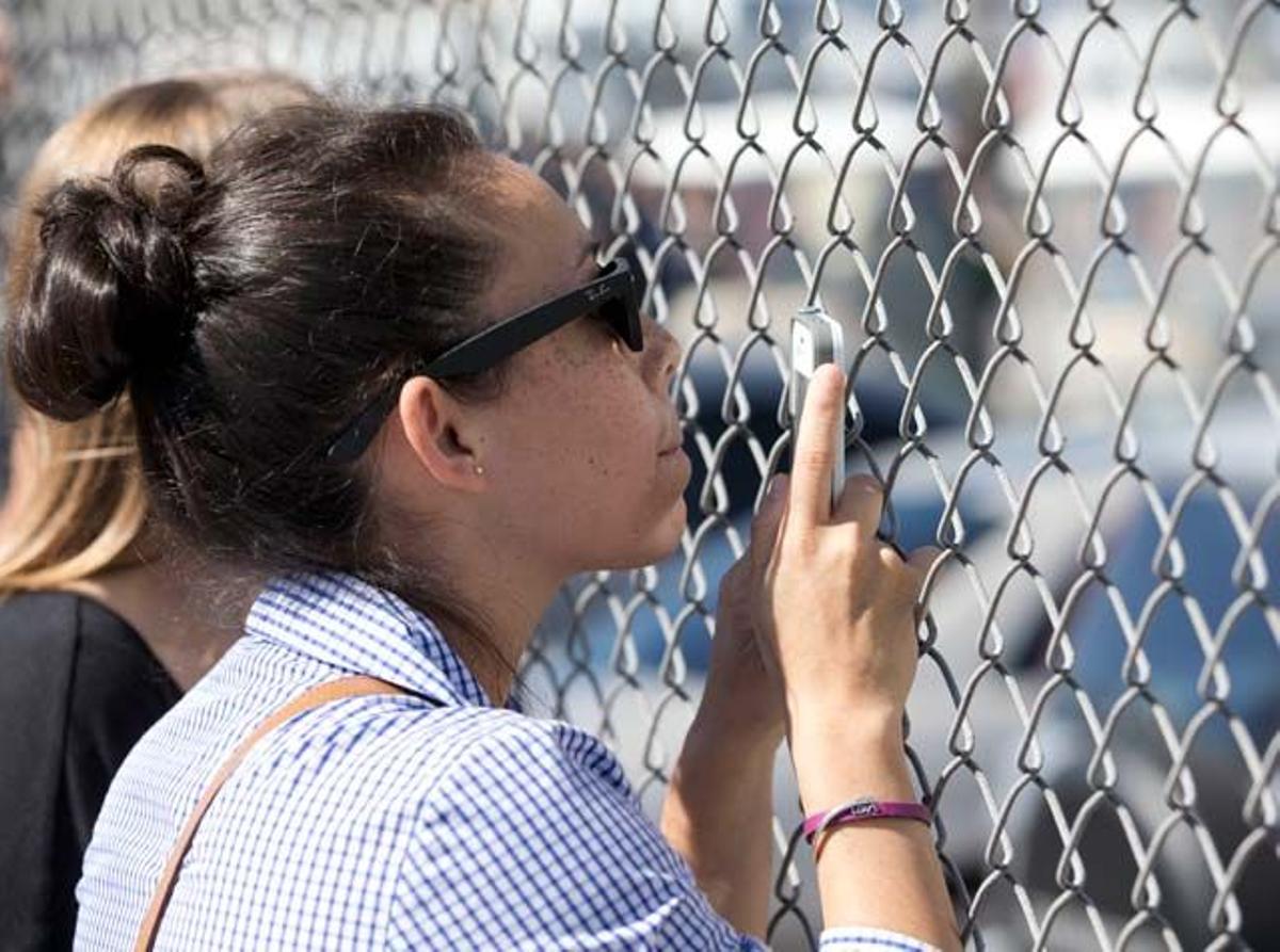 Una fan esperando para captar el momento de la salida de Justin Bieber de la cárcel con su móvil