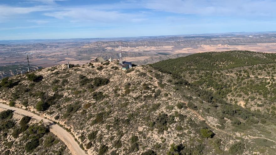 Rescatan por aire a un senderista de 60 años tras desmayarse en la Sierra del Carche, en Jumilla