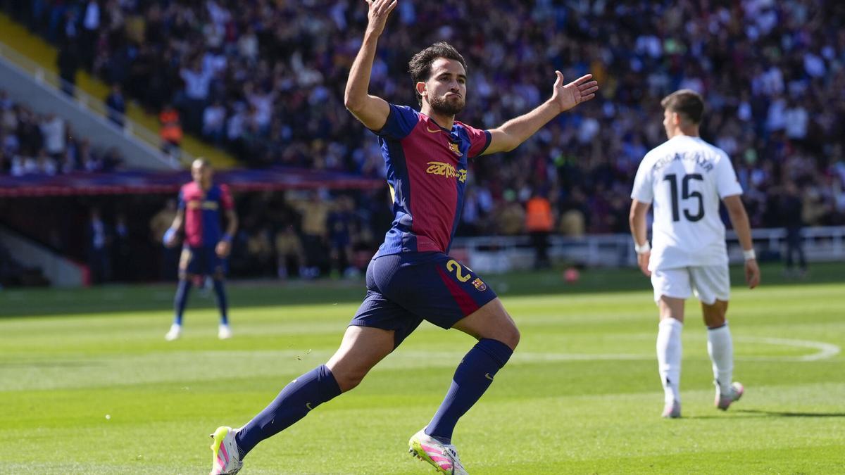 El defensa del Barcelona Eric García celebra su gol contra el Real Madrid, durante el partido de la jornada 35 de LaLiga EA Sports entre el Barcelona y el Real Madrid, este domingo en el Estadi Olímpic Lluís Companys.