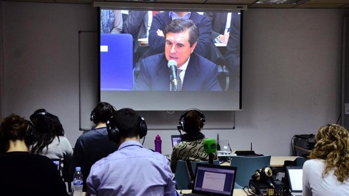 Imagen de Jaume Matas declarando, en el monitor instalado en la sala de prensa de la Escuela Balear de Administración Pública de Palma para seguir el juicio del 'caso Nóos'.