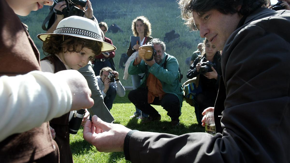 Jordi Portabella preside la ceremonia en la que se plantó una semilla de árbol abonadas con las cenizas de Copito, en abril del 2004.