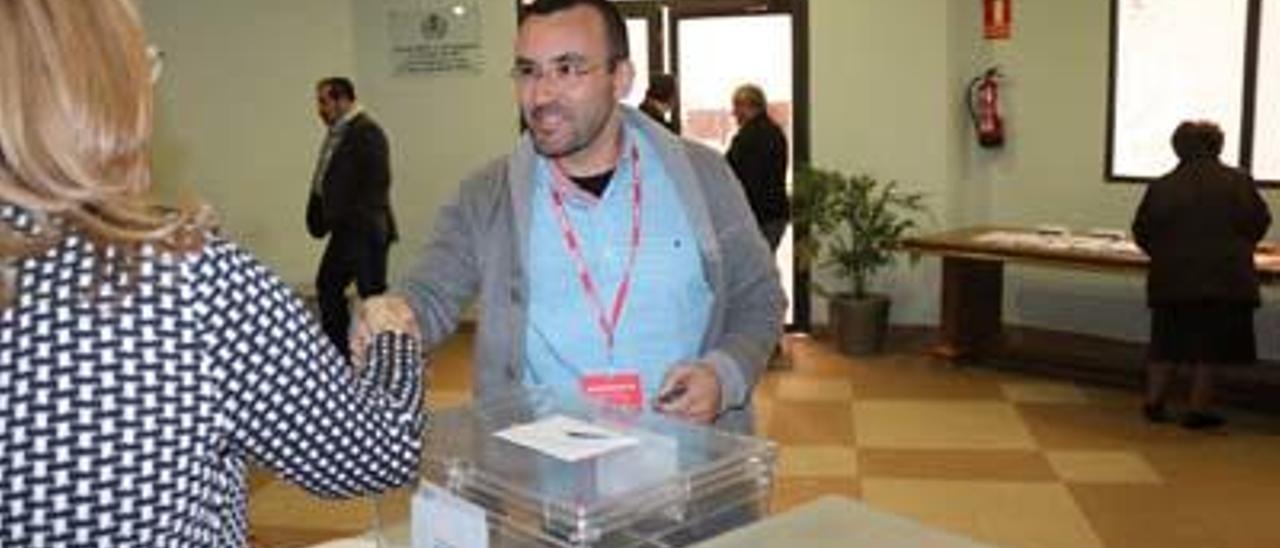 El alcalde de Vila-real, el socialista José Benlloch, votando el domingo.