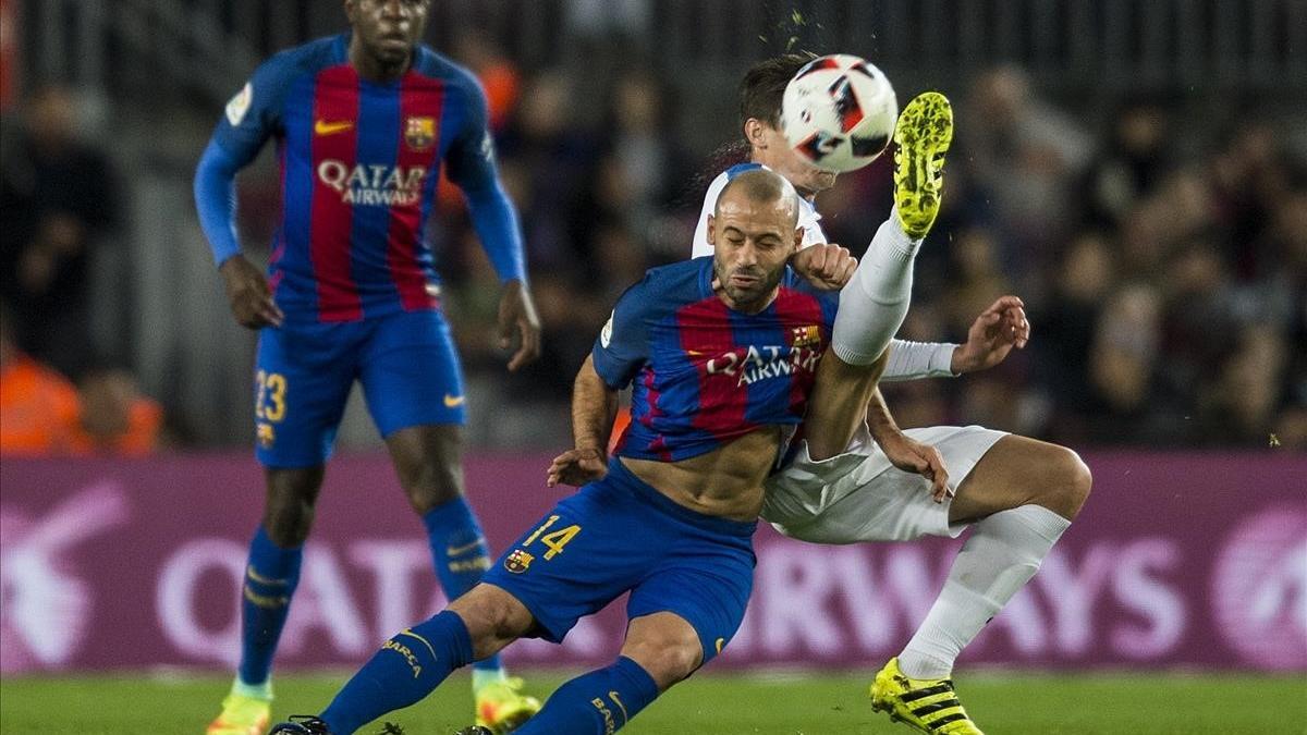 Mascherano se anticipa de cabeza al control del delantero Berrocal durante el partido de vuelta de la copa del rey  entre el Barcelona y el Hercules.