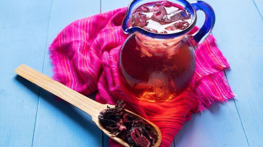 Descubre los secretos de la infusión milenaria de agua de Jamaica, un aliado para perder peso y mejorar la salud