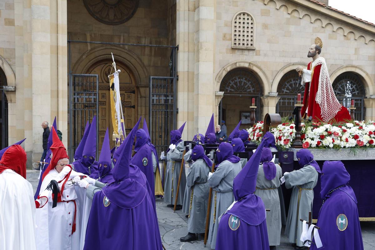 La procesión del Encuentro de Resurrección en Gijón, en imágenes