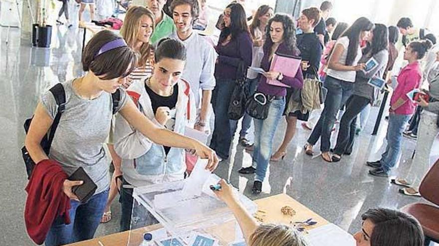 Colas para votar en Económicas a primera hora.  // C. Pereira