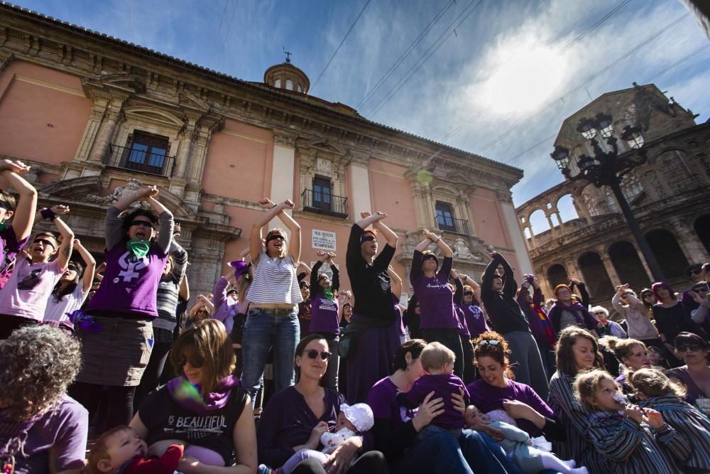 Actividades con motivo del 8M en la plaza de la Virgen