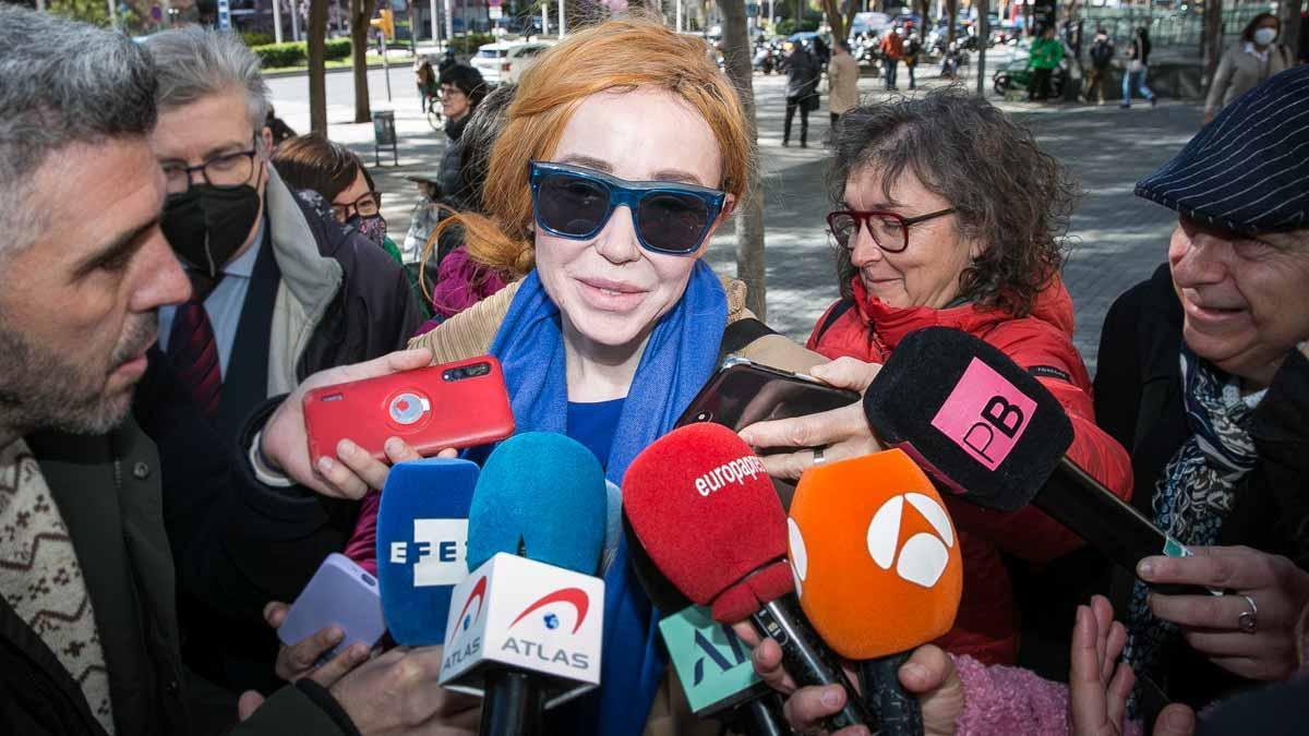 La exmujer de Mainat, Ángela Dobrowolski, llega a la Ciutat de la Justícia