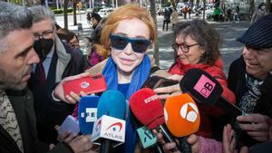 La exmujer de Mainat, Ángela Dobrowolski, llega a la Ciutat de la Justícia.