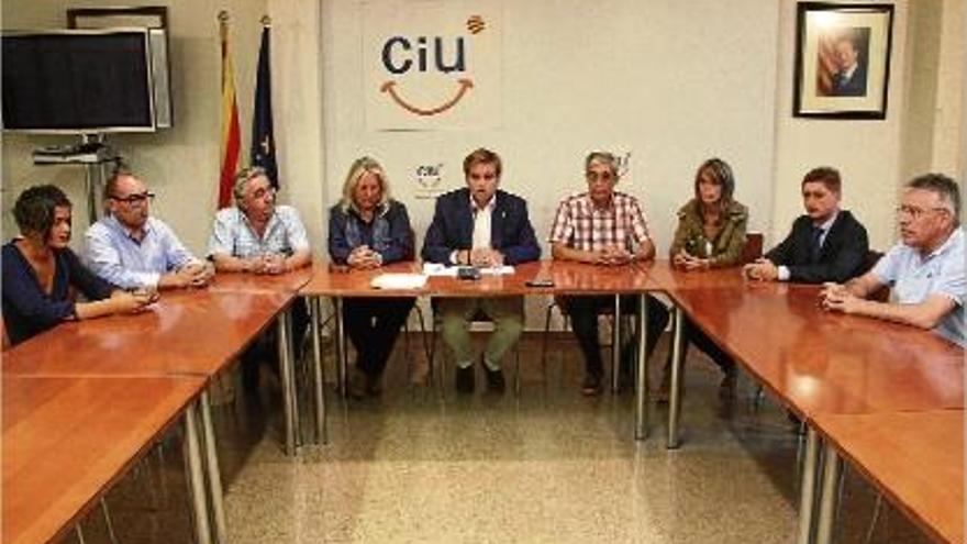 Camps, al centre, acompanyat de regidors de CiU a Vidreres i càrrecs comarcals de la federació nacionalista.