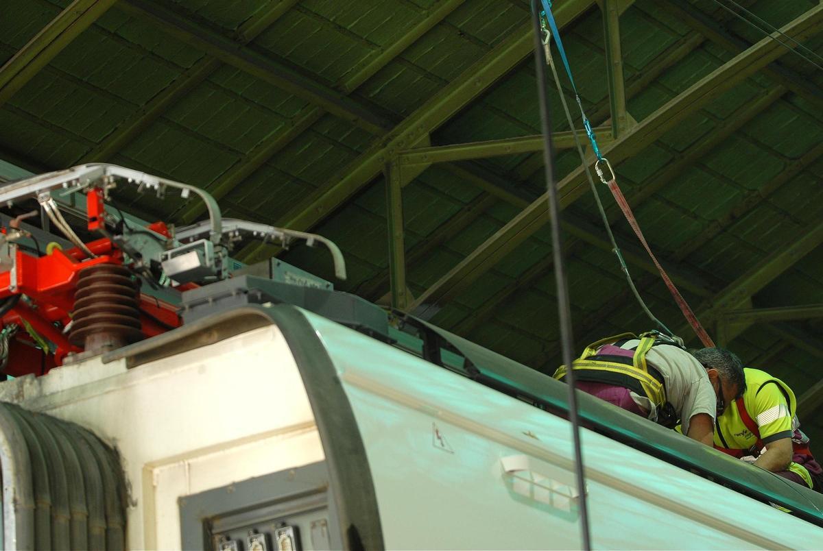 Revisión del pantógrafo de un tren de Rodalies