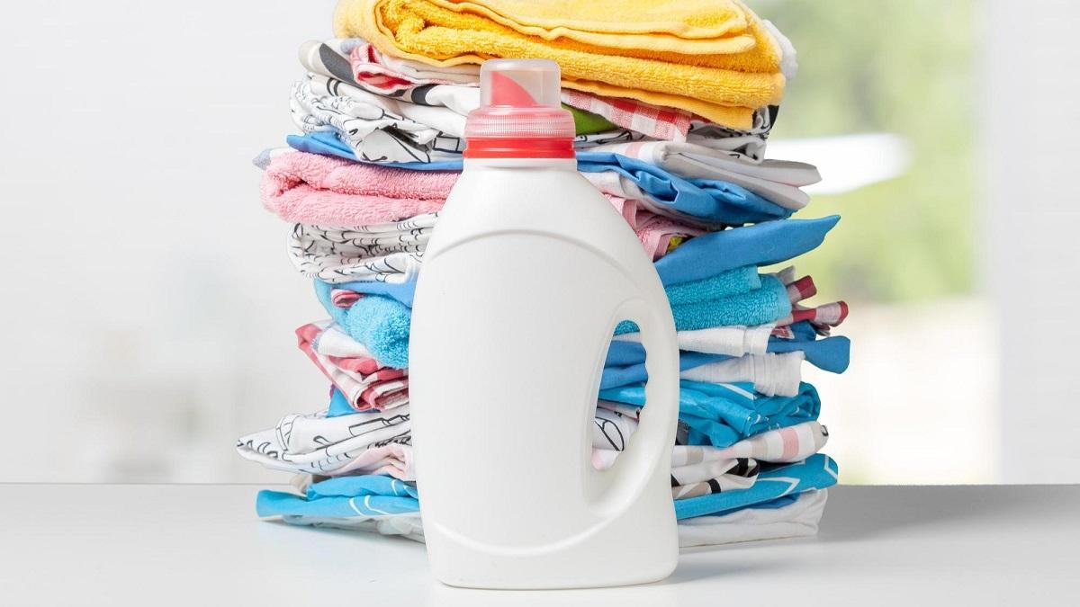 Una botella de suavizante para la lavadora.