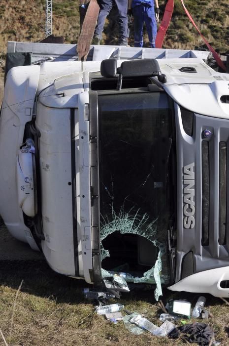 El vuelco de un camión obliga a cortar la carretera de Pajares