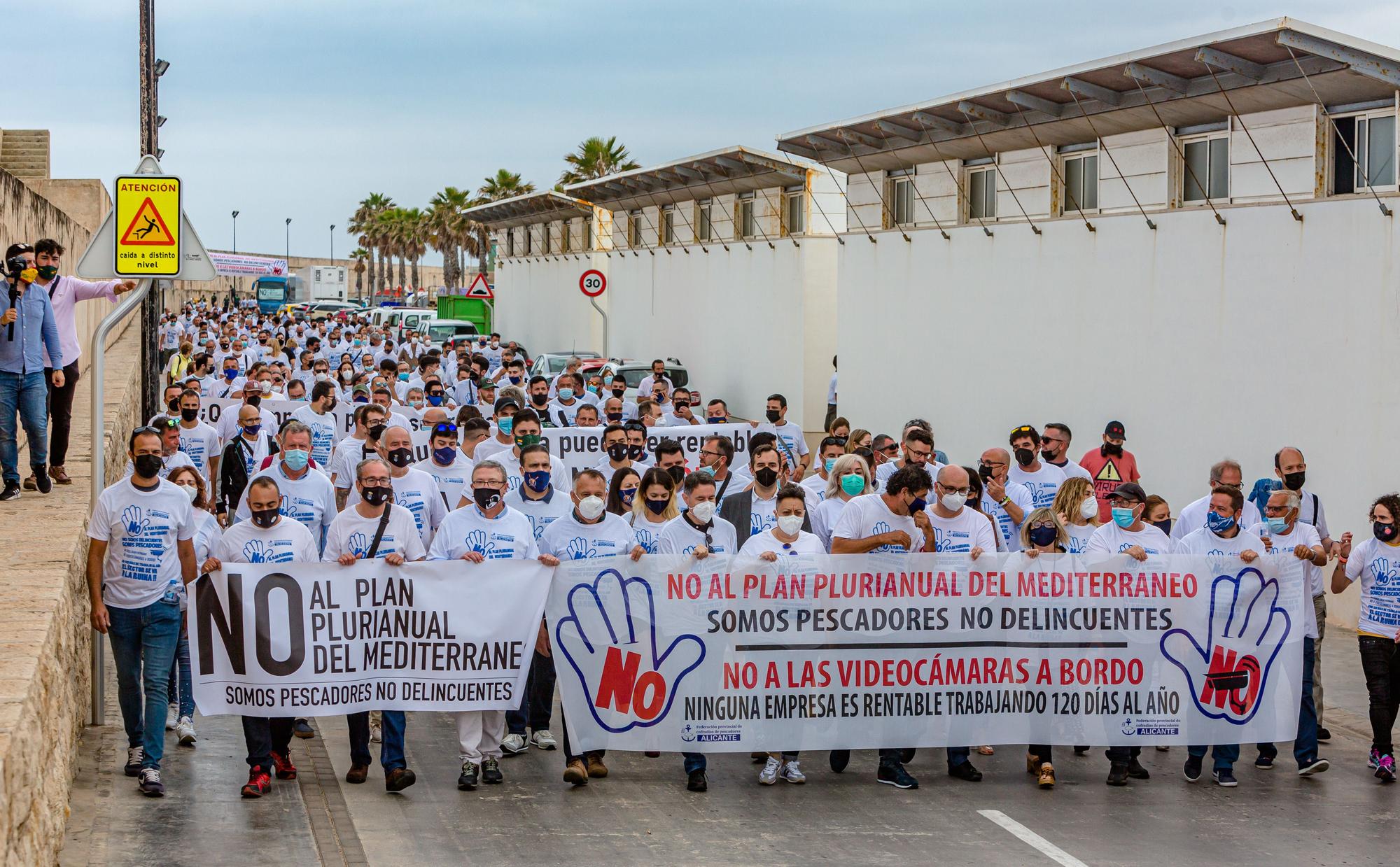 Las cofradías de la provincia protestan en La Vila contra el plan europeo que les obliga a reducir los días de faena