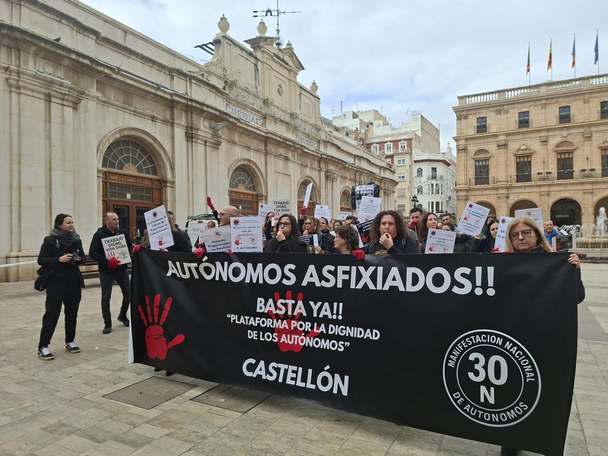 La manifestación, en su salida de la plaza Mayor, esta mañana, en Castelló.