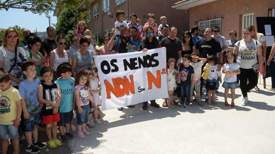 Protesta de los padres afectados por la única unidad de infantil en cinco años. // Noé Parga