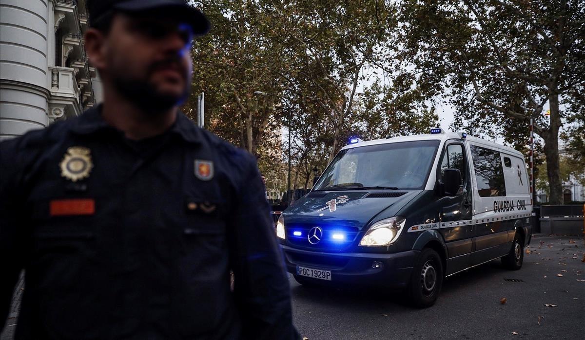 zentauroepp40789867 graf549 madrid 02 11 2017 un furg n de la guardia civil 171103133850 zentauroepp40789867 graf549 madrid 02 11 2017 un furg n de la guardia civil 171103133850