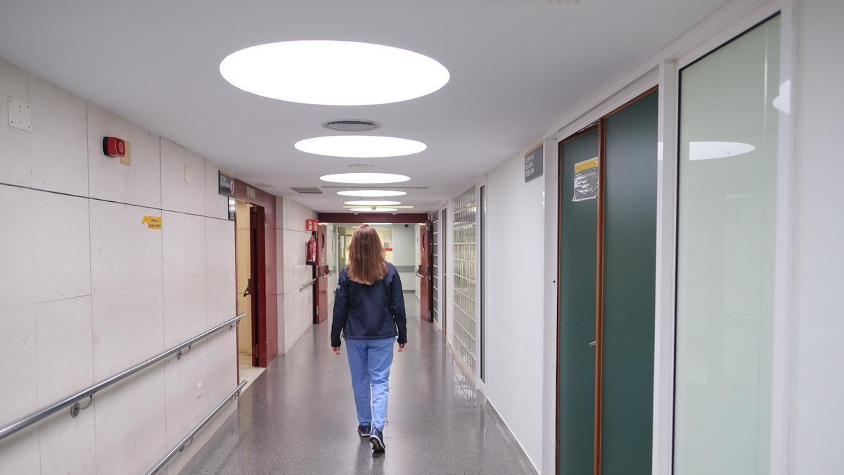 Una enfermera en un pasillo del Hospital Insular de Gran Canaria.
