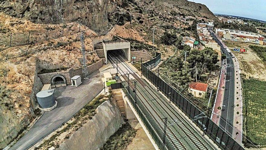 Sierra de Callosa, atravesada por el túnel del AVE.  | TONY SEVILLA