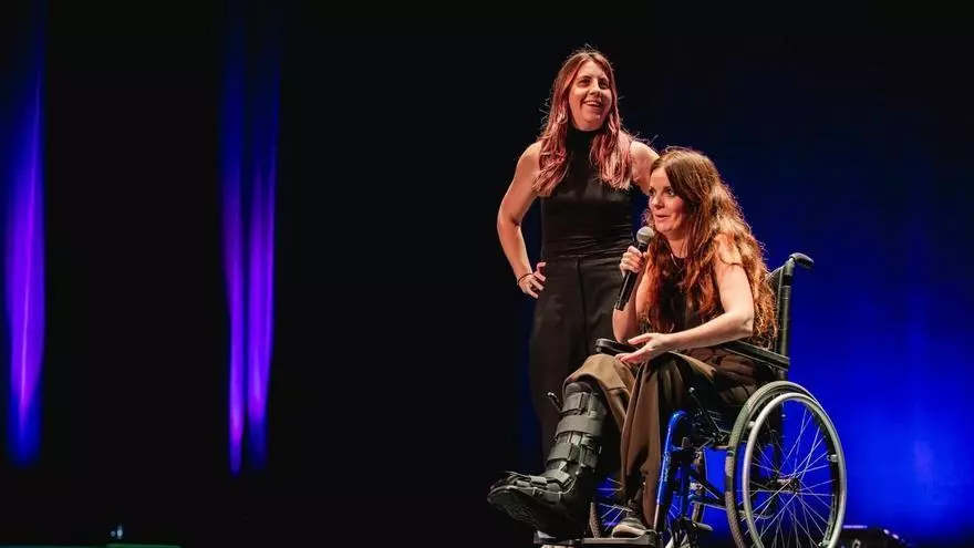 Laura Márquez se sube en silla de ruedas al escenario del teatro Colón de A Coruña con ayuda de Carolina Iglesias