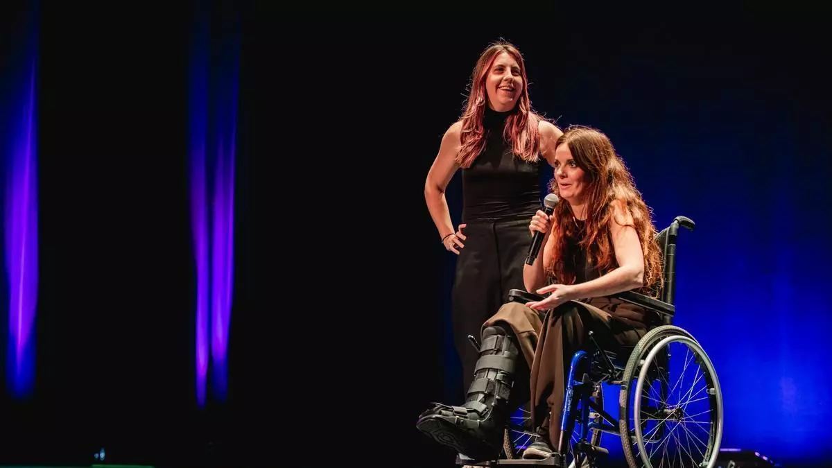 Laura Márquez se sube en silla de ruedas al escenario del teatro Colón de A Coruña con ayuda de Carolina Iglesias