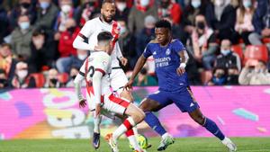 Courtois i Benzema treuen petroli de Vallecas