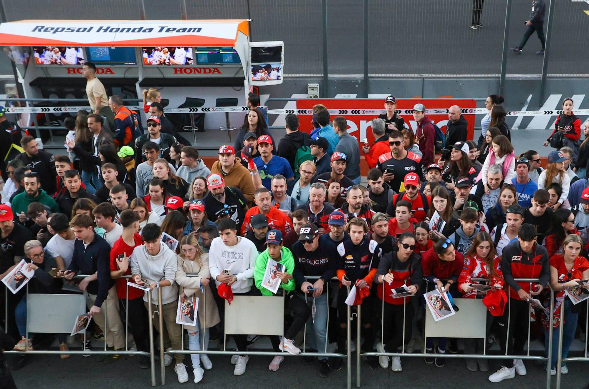 Más de 2.000 aficionados disfrutan del pitwalk con Marc Márquez y los pilotos de MotoGP