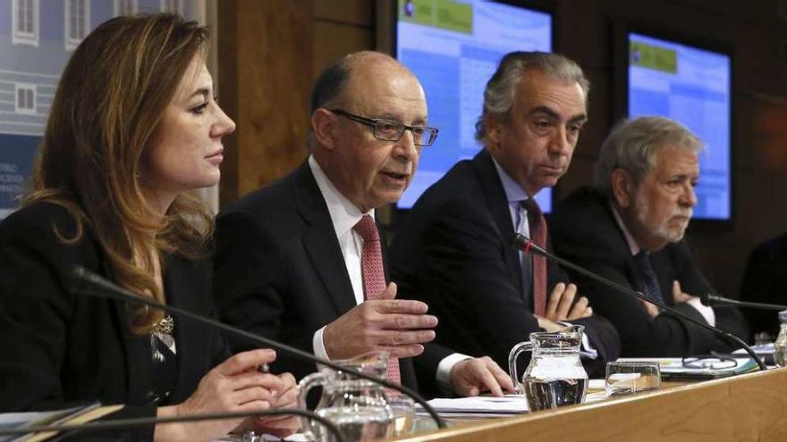 Montoro (segundo por la izquierda) con su equipo; Marta Fernández Currás, Miguel Ferre y Antonio Beteta.