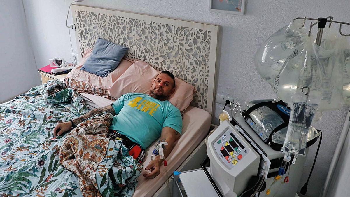 Víctor Lagoa acaba el día con una sesión de tres horas de diálisis para depurar su riñón. | M. ÁNGEL MONTESINOS