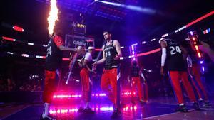 Los jugadores de los Detroit Pistons llevan camisetas con el dorsal 8 y 24 en homenaje a Kobe Bryant antes del partido contra los Cleveland Cavaliers en el Little Caesars Arena en Detroit, Michigan.