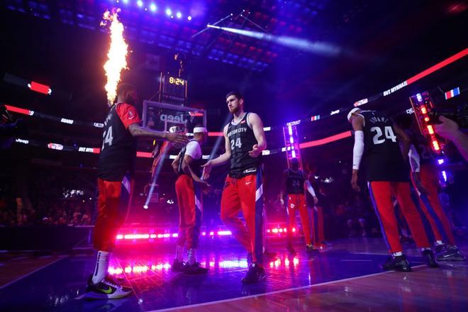 Los jugadores de los Detroit Pistons llevan camisetas con el dorsal 8 y 24 en homenaje a Kobe Bryant antes del partido contra los Cleveland Cavaliers en el Little Caesars Arena en Detroit, Michigan.