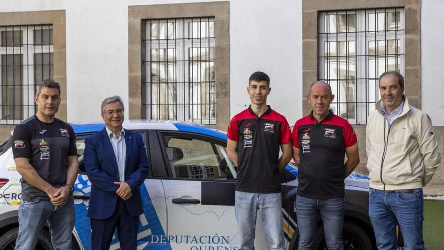 Rubén Castillo posando con su nuevo coche. | Deputación de Ourense