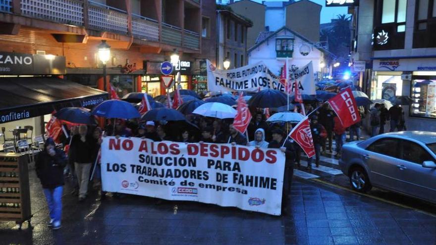 La manifestación de los trabajadores de Fahime por las calles de Candás.