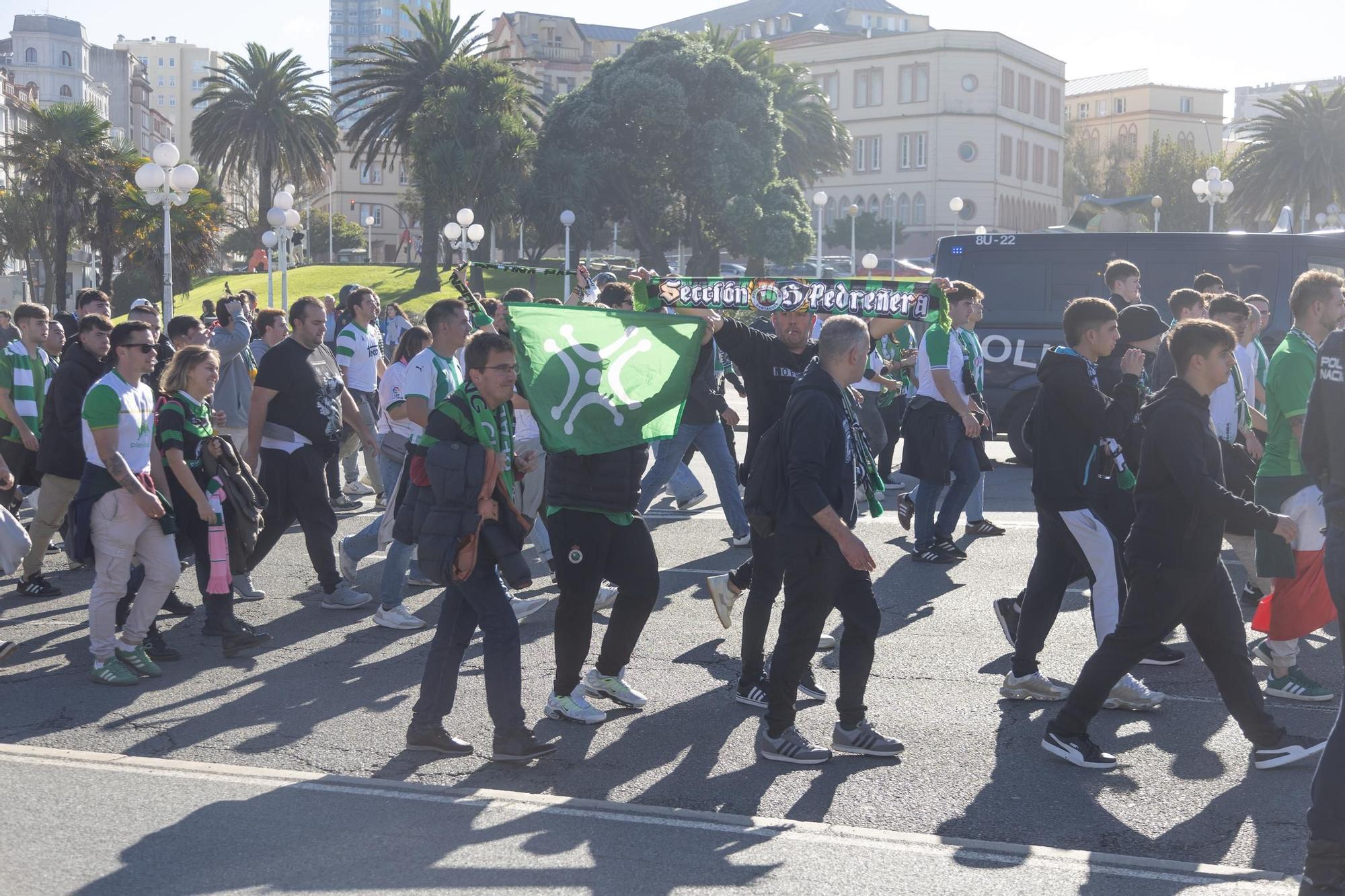 Llegada de los aficionados del Racing Santander a Riazor escoltados por la policía