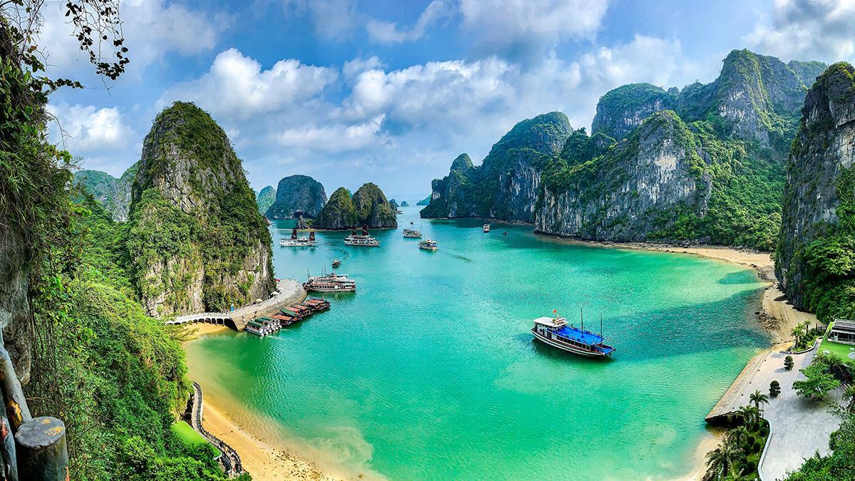 La bahía de Ha Long, en el norte de Vietnam, sorprende por sus aguas turquesas y sus montañas de piedra caliza cubiertas de vegetación.
