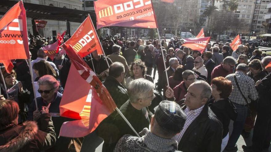 Imagen de la concentración de pensionistas, hoy, ante la Subdelegación del Gobierno. Pilar Cortés.