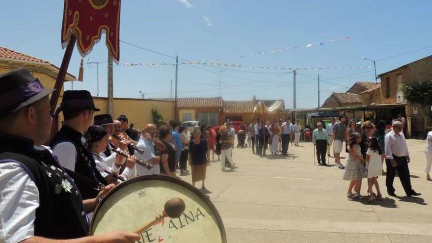 Las dulzainas y tambores animaron la procesión del Santísimo en Tardemézar con canciones populares.