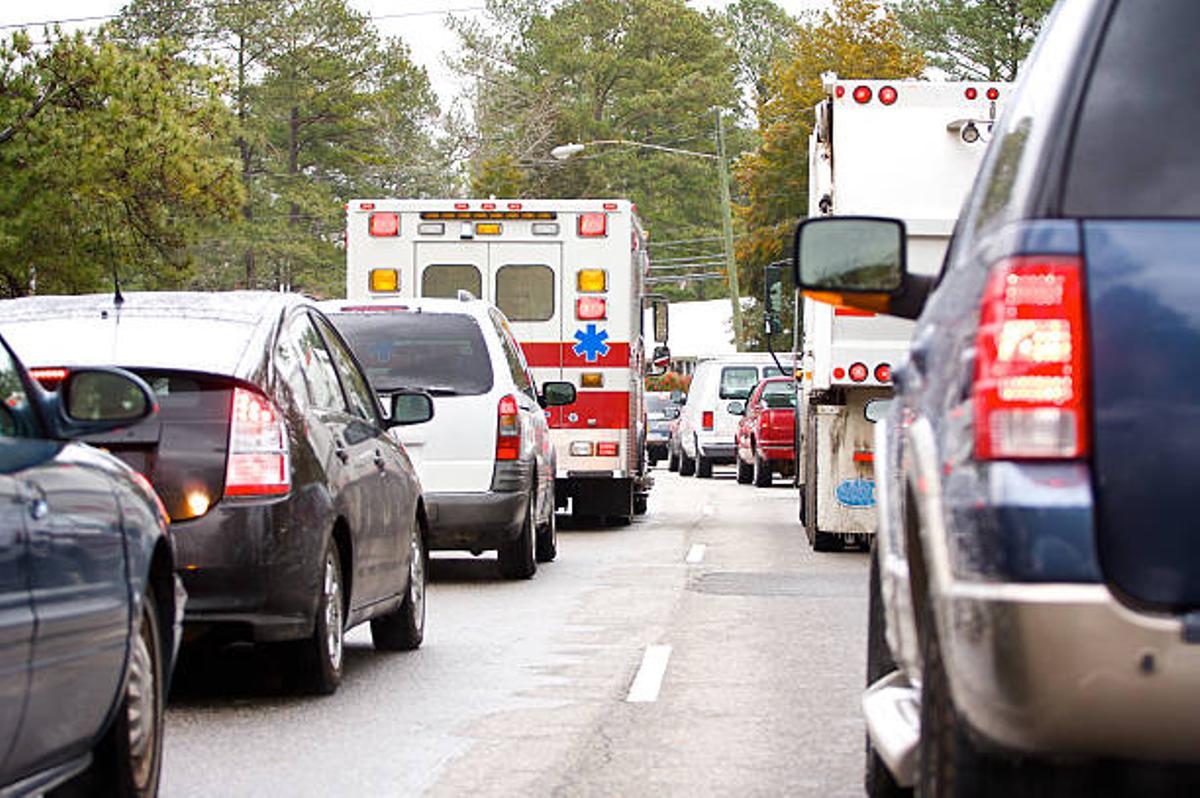 Varias ambulancias detenidas por el tráfico