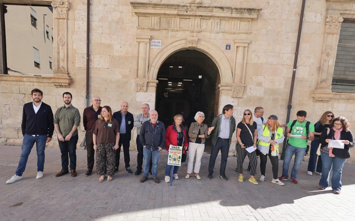 Regidores y representantes de las AFA y los centros de primaria y secundaria durante la lectura del manifiesto.