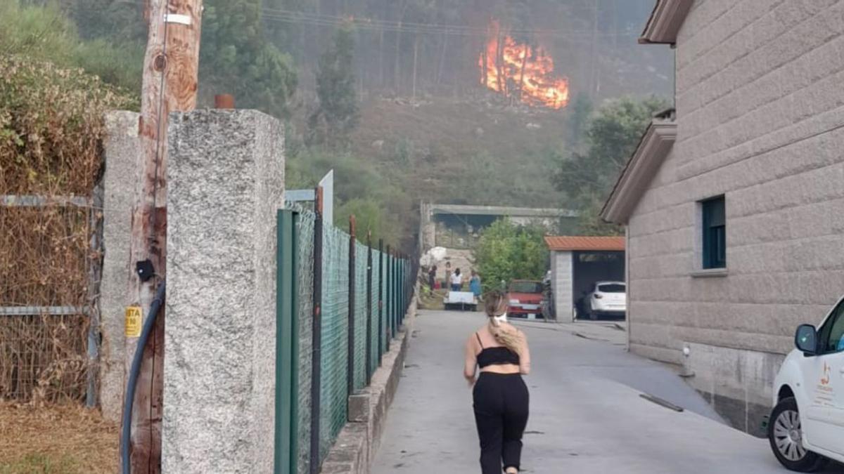 El fuego cerca de una casa en el barrio de O Caeiro.  |