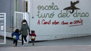 Una pintada en favor del catalán en la fachada del colegio Turó del Drac de Canet de Mar.