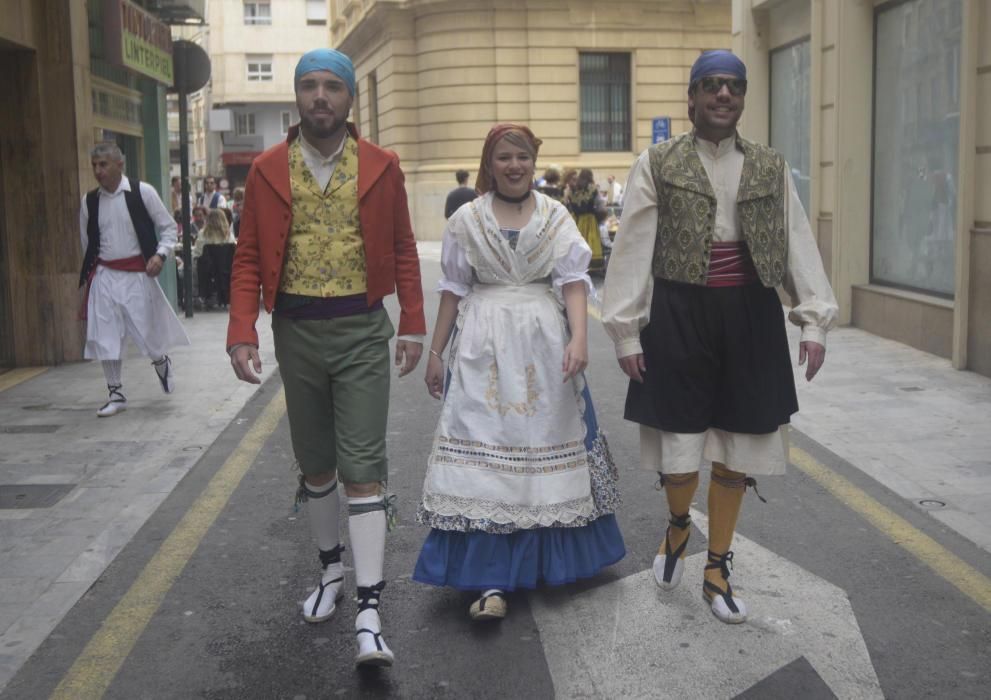 Ambiente en la plaza del Teatro Romea en el Bando