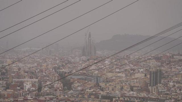 Barcelona coberta per la calitja vista des de Torre Baró. | ZOWY VOETEN