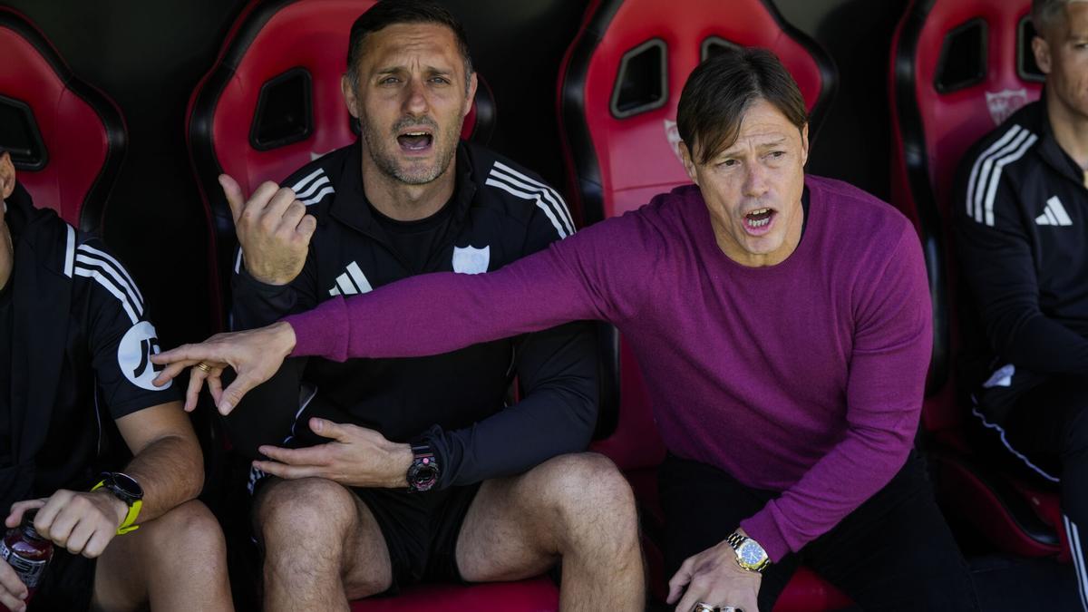 Matías Almeyda, entrenador del Sevilla FC, junto a Guido Bonini, preparador físico, da indicaciones en el Sevilla FC-Real Oviedo de LaLiga en el Ramón Sánchez-Pizjuán.