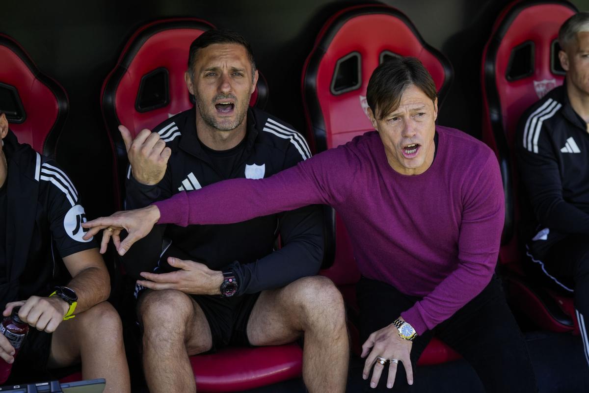 Matías Almeyda, durante el partido de LaLiga EA Sports, disputado entre el Sevilla FC y el Real Oviedo en el estadio Ramón Sánchez-Pizjuán