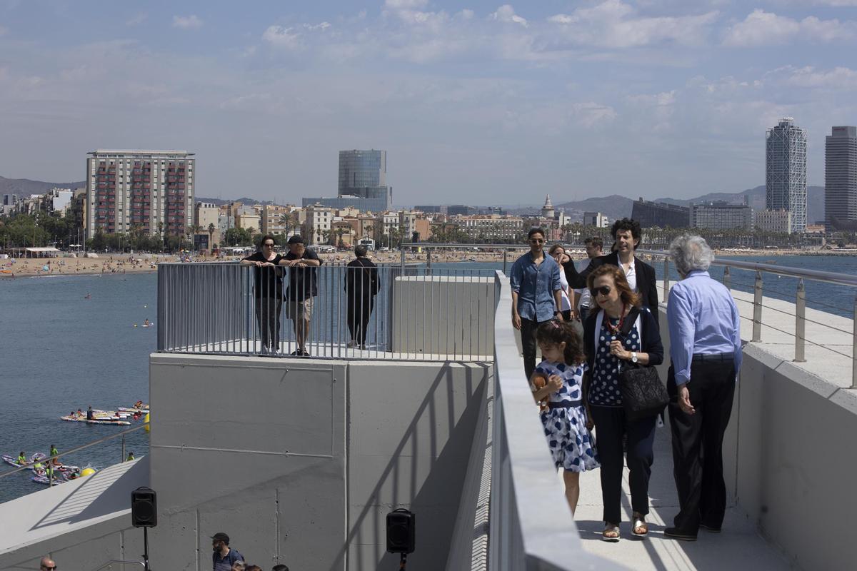 Barcelona estrena mirador y escaleras en la playa de Sant Sebastià