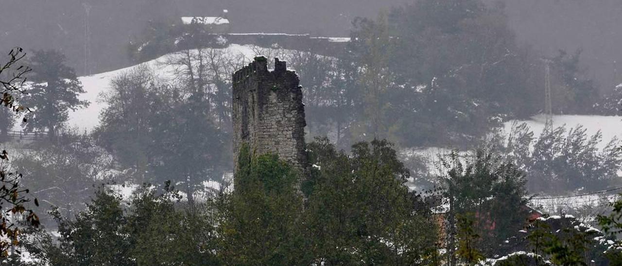 La torre de Soto, rodeada de nieve, durante el temporal de principios de semana.